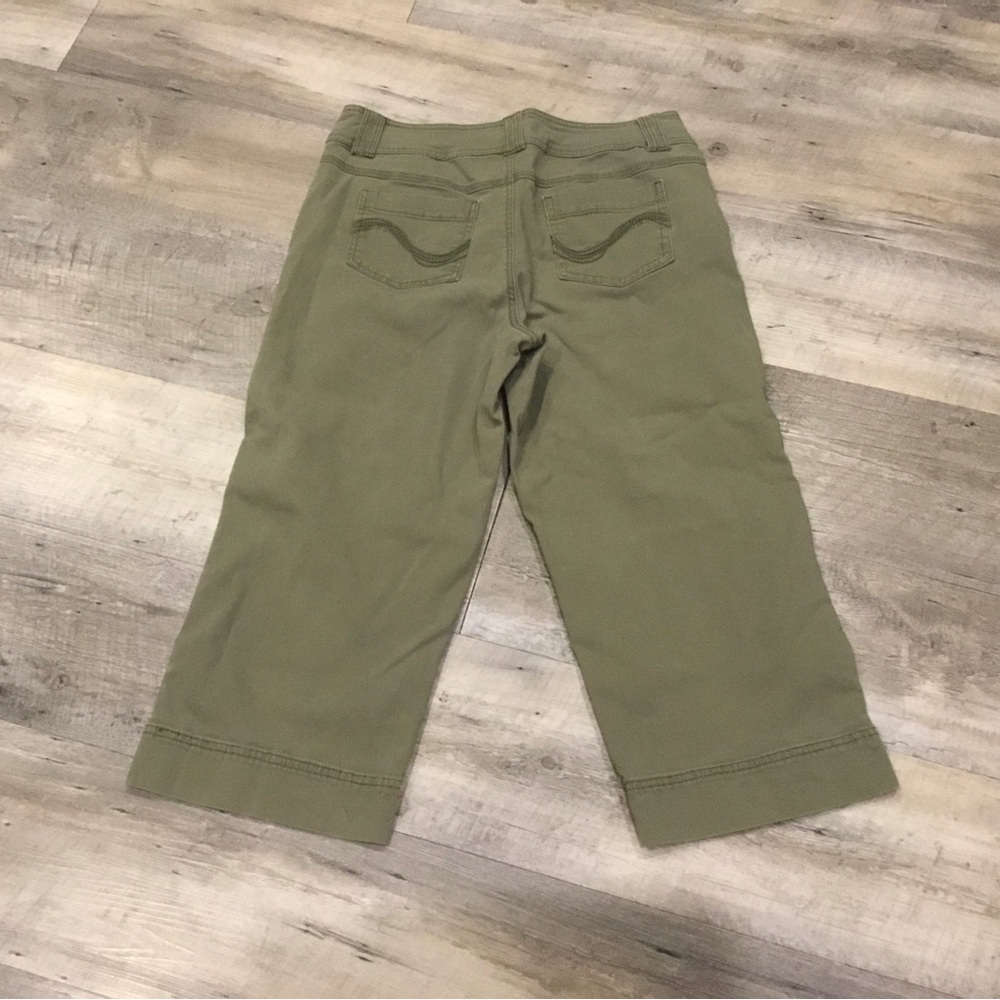 Denver Hayes size 10 x 22 Contemporary Fit Capris.